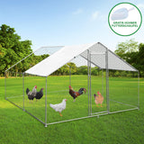 Hühnerfreilaufgehege 3m x 4m x 1,8m aus verzinktem Stahl mit Netz, weißen Dach und sechs Hühnern auf grünem Gras, ideal für die artgerechte Haltung