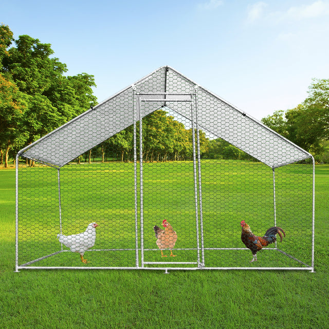Hühnerfreilauf aus verzinktem Stahl, 4m x 2m x 2m, mit einem stabilen, gitterartigen Design, umgeben von grünem Gras und Bäumen, ideal für Hühnerhaltung