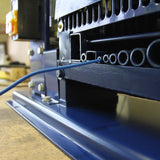 Die T-Mech automatische Abisolierzange zeigt eine robuste blaue Metallkonstruktion mit präzisen Öffnungen für Kabel und einem stabilen Standfuß