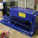 Automatische Abisolierzange in Blau mit Warnschild, zeigt Kabelzufuhr und robuste Bauweise, ideal für präzises Abisolieren von Drähten
