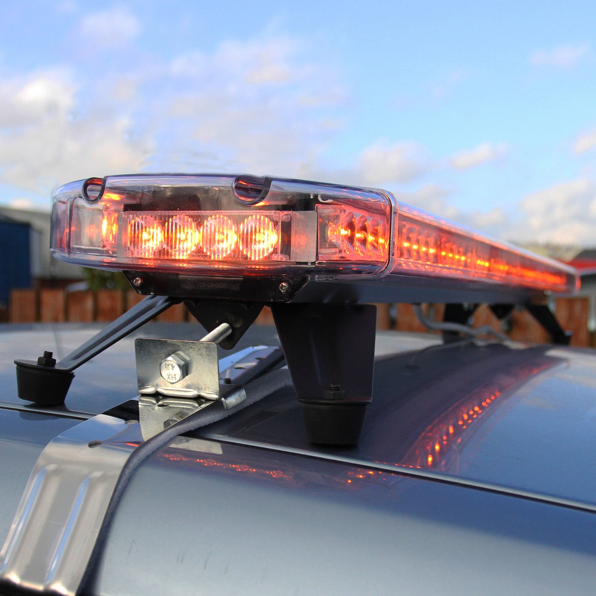 LED Rundumlicht Warnleuchte mit 88 LEDs, orange leuchtend, montiert auf einem Fahrzeugdach, klare Linse, robustes Gehäuse, ideal für Sicherheitsanwendungen
