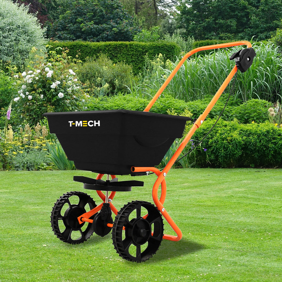 Der 25L Saatgut Streuwagen mit schwarzem Behälter und orangefarbenem Gestell, ausgestattet mit robusten Rädern für einfaches Streuen im Garten