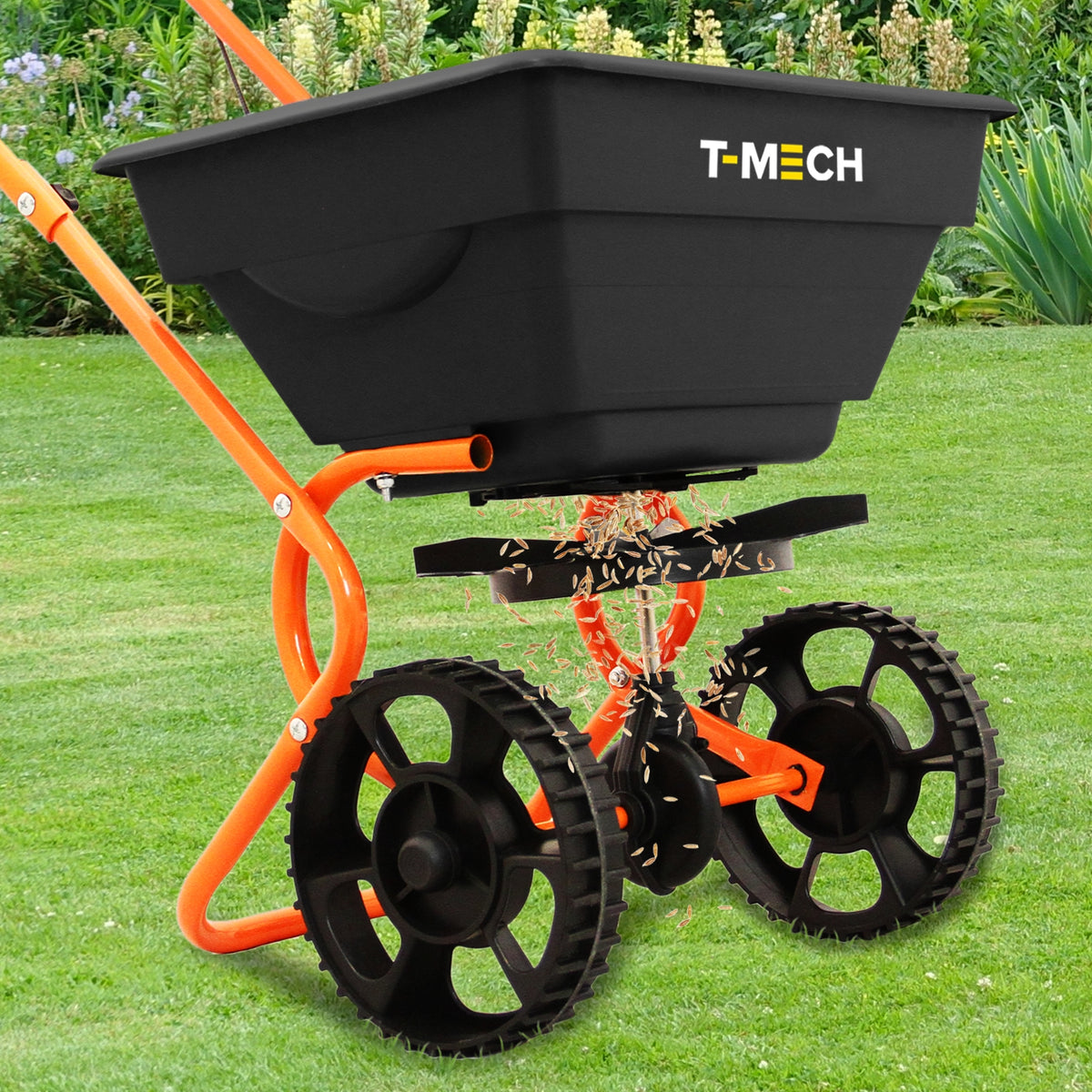 Schwarzer 25L Saatgut Streuwagen mit orangefarbenem Gestell, großen Rädern und einem gleichmäßigen Streuwerk, ideal für Gartenarbeiten