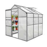 Gewächshaus 1.8m x 1.8m ohne Boden, mit transparenten Wänden, grauem Rahmen, zwei Regalen für Pflanzen und einem Schrägdach für optimale Lichtverhältnisse