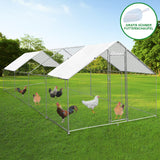 Hühnerfreilaufgehege 3m x 8m x 2m aus verzinktem Stahl mit Netz, weißen Dachpaneelen und mehreren Hühnern in einem grünen Garten