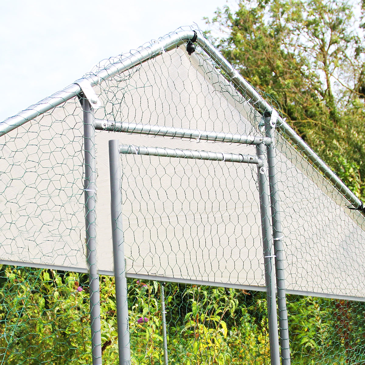 Hühnerfreilauf aus verzinktem Stahl, 3m x 8m x 2m, mit robustem Drahtgeflecht und grauer Plane, ideal für die sichere Haltung von Hühnern im Freien