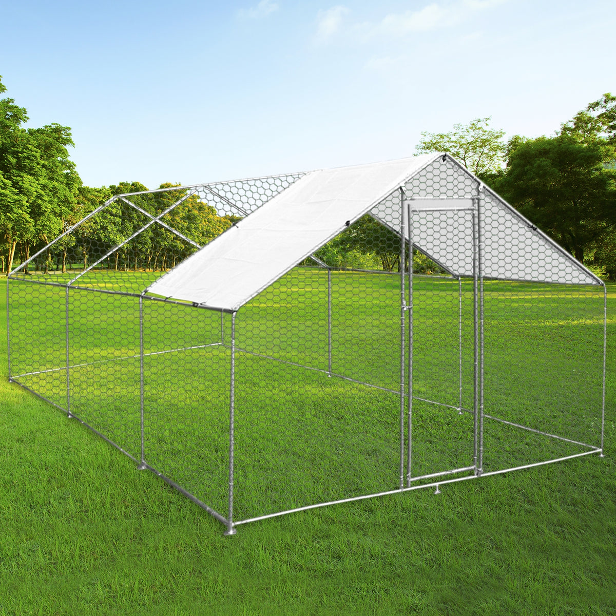 Geräumiger Hühnerfreilauf 4m x 6m x 2m aus verzinktem Stahl, mit einem stabilen Netz und einem weißen Dach, ideal für die sichere Haltung von Hühnern im Freien