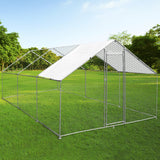 Geräumiger Hühnerfreilauf 4m x 6m x 2m aus verzinktem Stahl, mit einem stabilen Netz und einem weißen Dach, ideal für die sichere Haltung von Hühnern im Freien