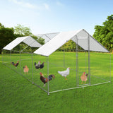 Hühnerfreilauf 4m x 8m x 2m aus verzinktem Stahl mit Netz, zwei geneigten Dächern, ideal für die sichere Haltung von Hühnern im Freien