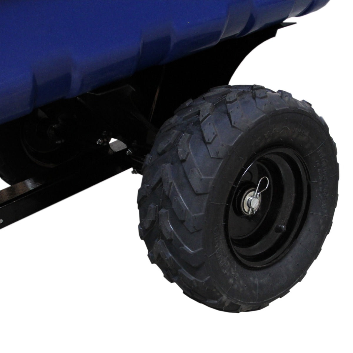 Robuster ATV Kippanhänger mit breiten, profilierten Gummireifen und stabiler, schwarzer Achse, ideal für den Transport von Holz und anderen Materialien