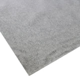 Grau gefärbter Teppich mit weicher, samtiger Textur, ideal für Van-Verkleidungen, ergänzt durch fünf Dosen Mehrzweckkleber für einfache Anwendung