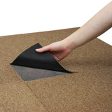 Sandfarbene Teppichfliesen mit strukturierter Oberfläche, ideal für 10m², zeigen eine Hand, die eine Fliese anhebt, um die Unterlage zu enthüllen