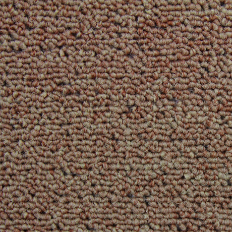 Sandfarbene Teppichfliesen mit feiner, strukturierter Oberfläche, ideal für eine Fläche von 10m², bieten Komfort und Stil für jeden Raum