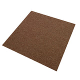 Sandfarbene Teppichfliesen mit feiner Textur, quadratisch und ideal für eine Fläche von 10m², bieten eine warme und einladende Atmosphäre
