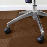 Sandfarbene Teppichfliesen in quadratischem Muster, ideal für 10m², mit weicher Textur und robustem Material, perfekt für Büros und Wohnräume