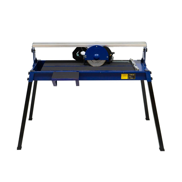 Robuster Fliesenschneider mit blauer Tischplatte, silberner Sägeblattführung und stabilen schwarzen Beinen, ideal für präzise Fliesenarbeiten