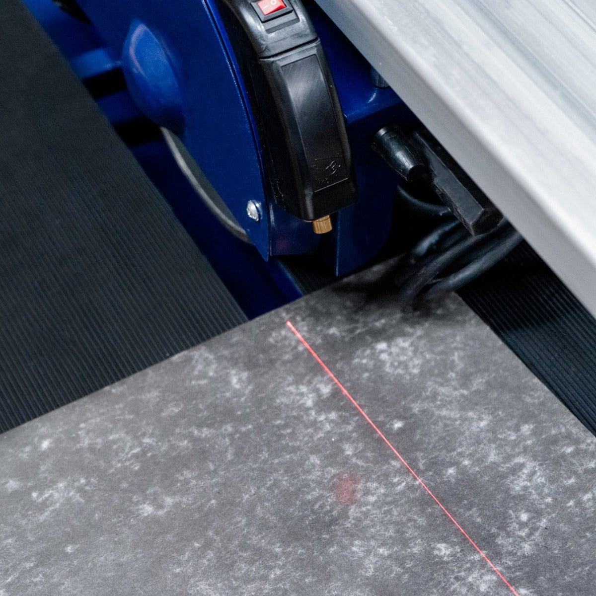 Fliesenschneider mit Tisch, 720mm, 800W, zeigt präzise Schnittlinie auf grauem Fliesenmaterial, robuste Bauweise und ergonomische Handhabung