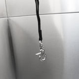 Edelstahl-Haustierbadewanne mit einem robusten, schwarzen Seil und einem stabilen Karabinerhaken, ideal für sicheres Baden von Tieren