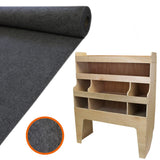 Anthrazitfarbene Teppich-Verkleidung aus strapazierfähigem Material, kombiniert mit einem hellen Holzregal mit mehreren Fächern und orangefarbener Kante