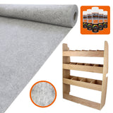 Fahrzeugregal aus hellem Holz, grauer Teppich mit weicher Textur und Kleberflaschen in orange, ideal für die Fahrzeugverkleidung und -organisation