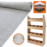 Silbergraue Teppich-Verkleidung aus weichem Material, kombiniert mit einem hellen Holzregal mit mehreren Fächern für praktische Aufbewahrung