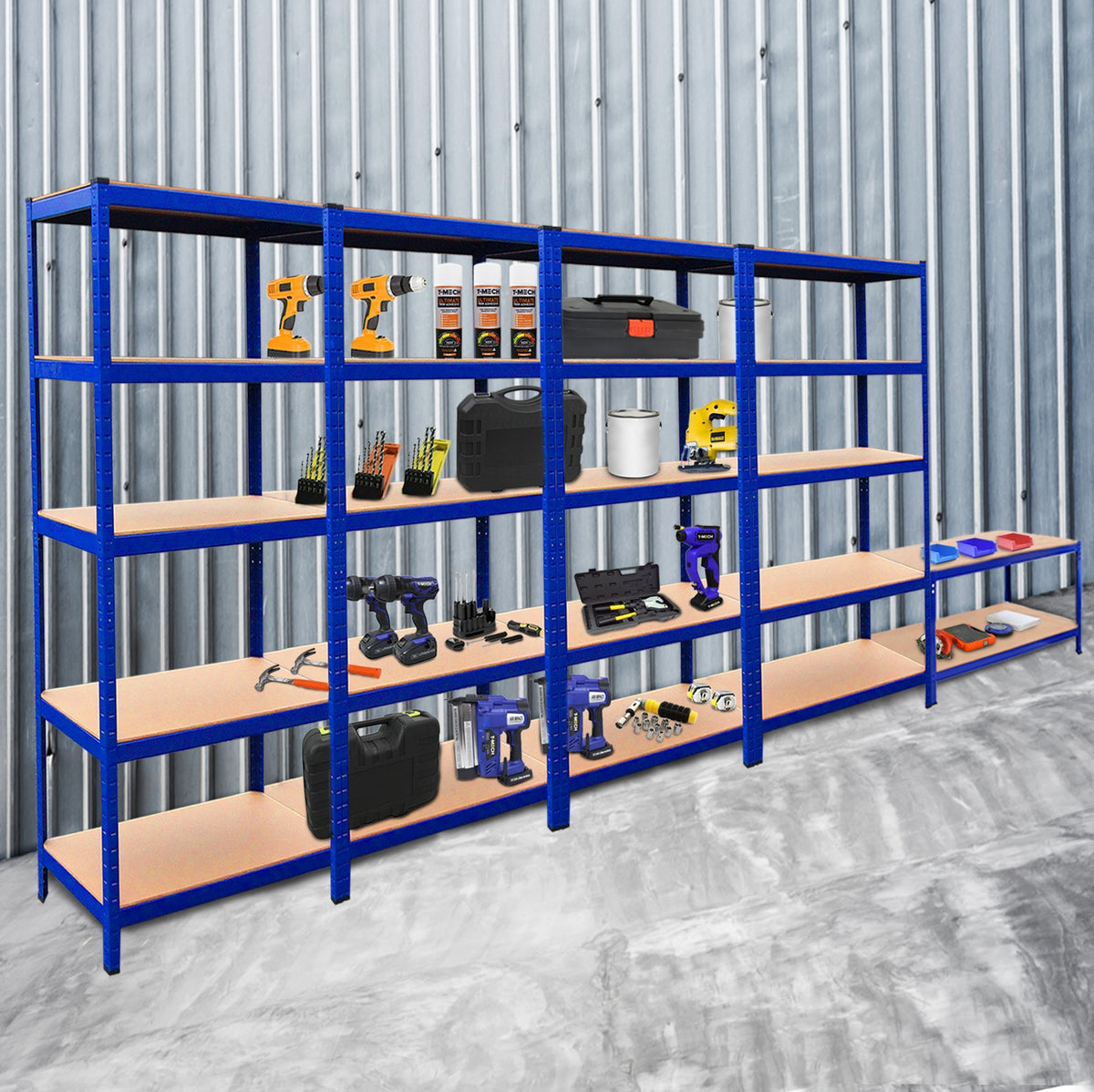 Vier blaue T-Rax Lagerregale mit orangefarbenen Regalböden, gefüllt mit Werkzeugen und Zubehör, vor einer grauen Wand aus Metallpanelen
