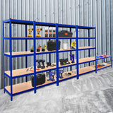 Vier blaue T-Rax Lagerregale mit orangefarbenen Regalböden, gefüllt mit Werkzeugen und Zubehör, vor einer grauen Wand aus Metallpanelen