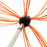 Schornsteinbürste mit 7m langem, orangefarbenem Borstenkopf und stabiler, weißer Stange, ideal für effektive Kaminreinigung und Wartung