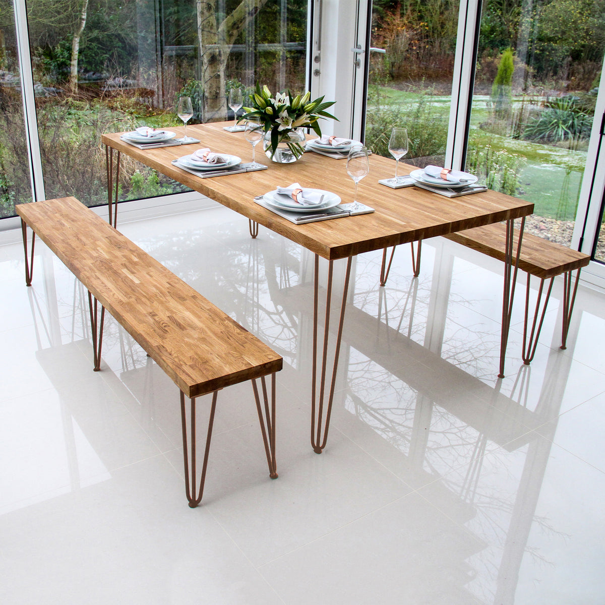 Eleganter Esstisch mit vier 71 cm hohen Haarnadelbeinen aus Metall, kombiniert mit einer Holzplatte und einer minimalistischen Bank, ideal für moderne Räume