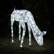 Beleuchtetes 61 cm großes Rentier aus transparentem Material, mit weißen LED-Lichtern, das elegant auf einem Kiesboden steht, umgeben von Pflanzen