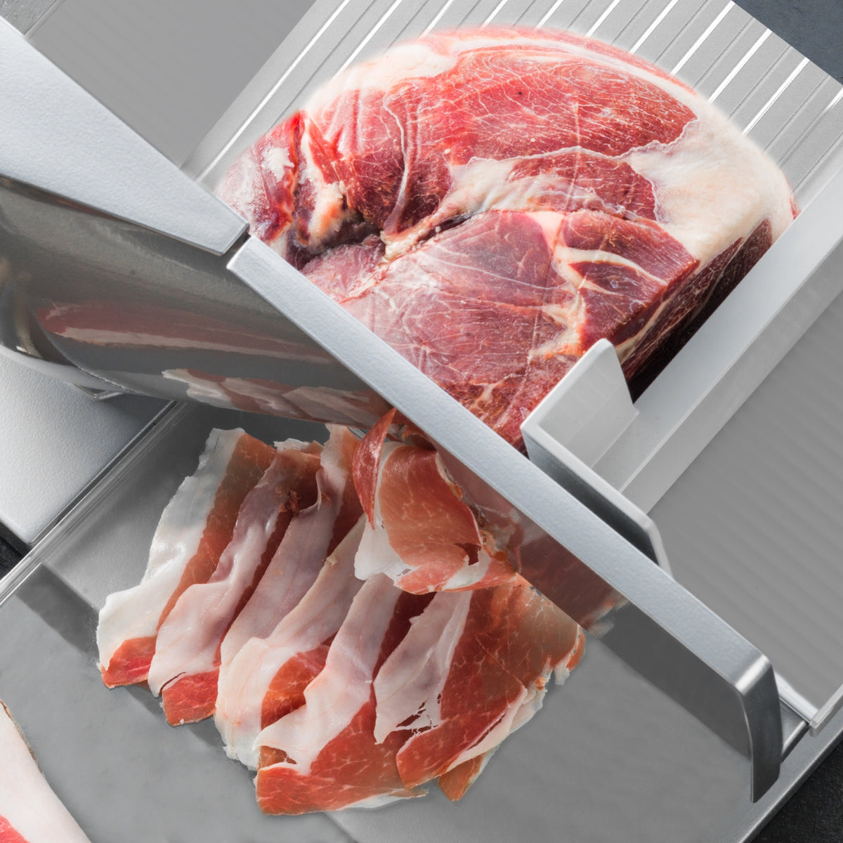 Die KuKoo kommerzielle Aufschnittmaschine mit 25 cm Klinge schneidet frisches Fleisch in gleichmäßige, dünne Scheiben, präsentiert in silbernem Edelstahl mit robustem Design