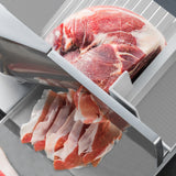 Die KuKoo kommerzielle Aufschnittmaschine mit 25 cm Klinge schneidet frisches Fleisch in gleichmäßige, dünne Scheiben, präsentiert in silbernem Edelstahl mit robustem Design