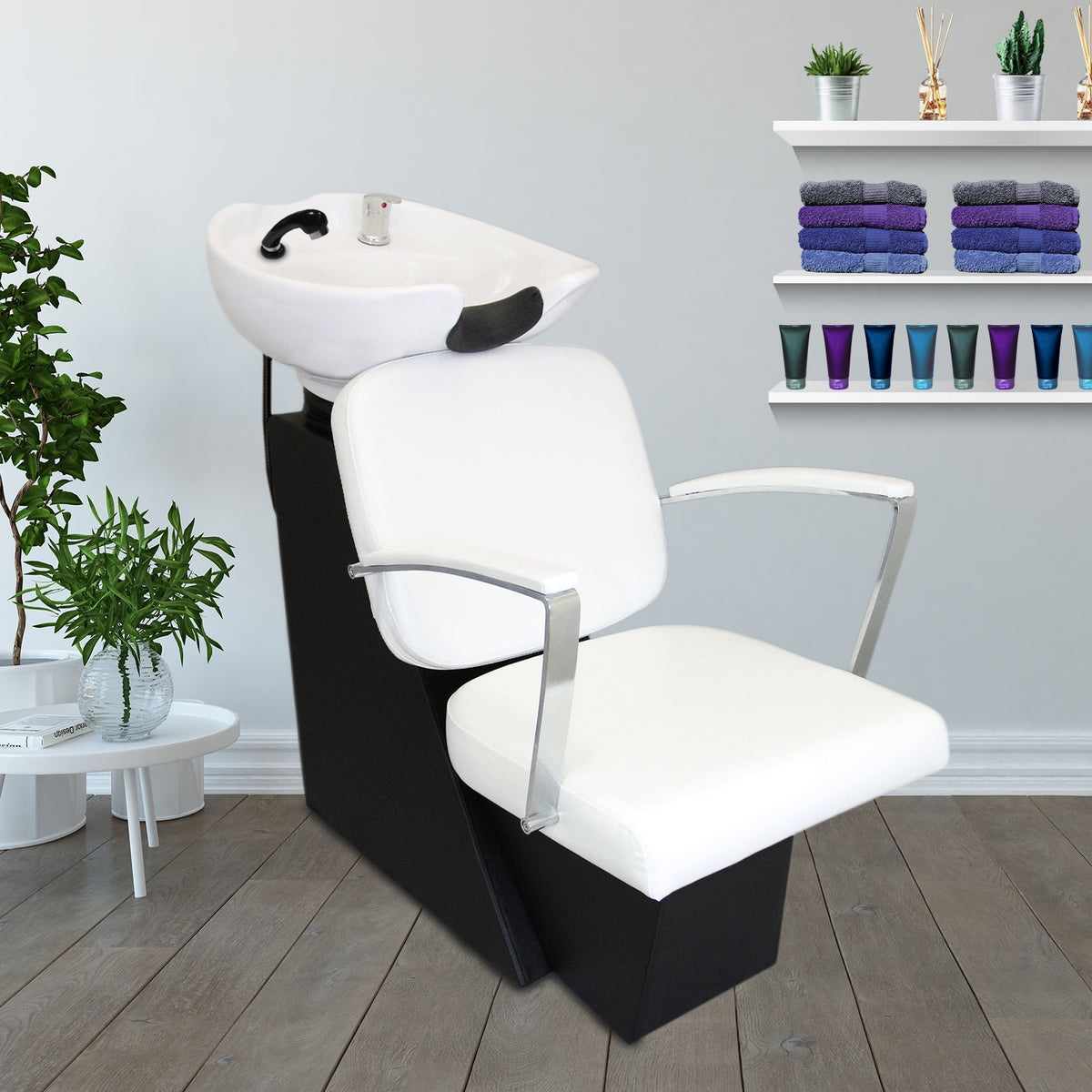Eleganter Friseurwaschsessel in Weiß mit komfortabler Polsterung, verchromten Armlehnen und integriertem Waschbecken, ideal für moderne Salons