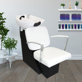 Eleganter Friseurwaschsessel in Weiß mit komfortabler Polsterung, verchromten Armlehnen und integriertem Waschbecken, ideal für moderne Salons