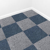 Teppichfliesen in Sturmblau und Platingrau, 50 x 50 cm, mit strukturiertem, weichem Material, in einem modernen Schachbrettmuster verlegt