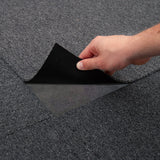Schwarze Teppichfliese mit sturmblauen Akzenten, handlich, leicht abziehbar, ideal für vielseitige Bodengestaltung und einfache Verlegung
