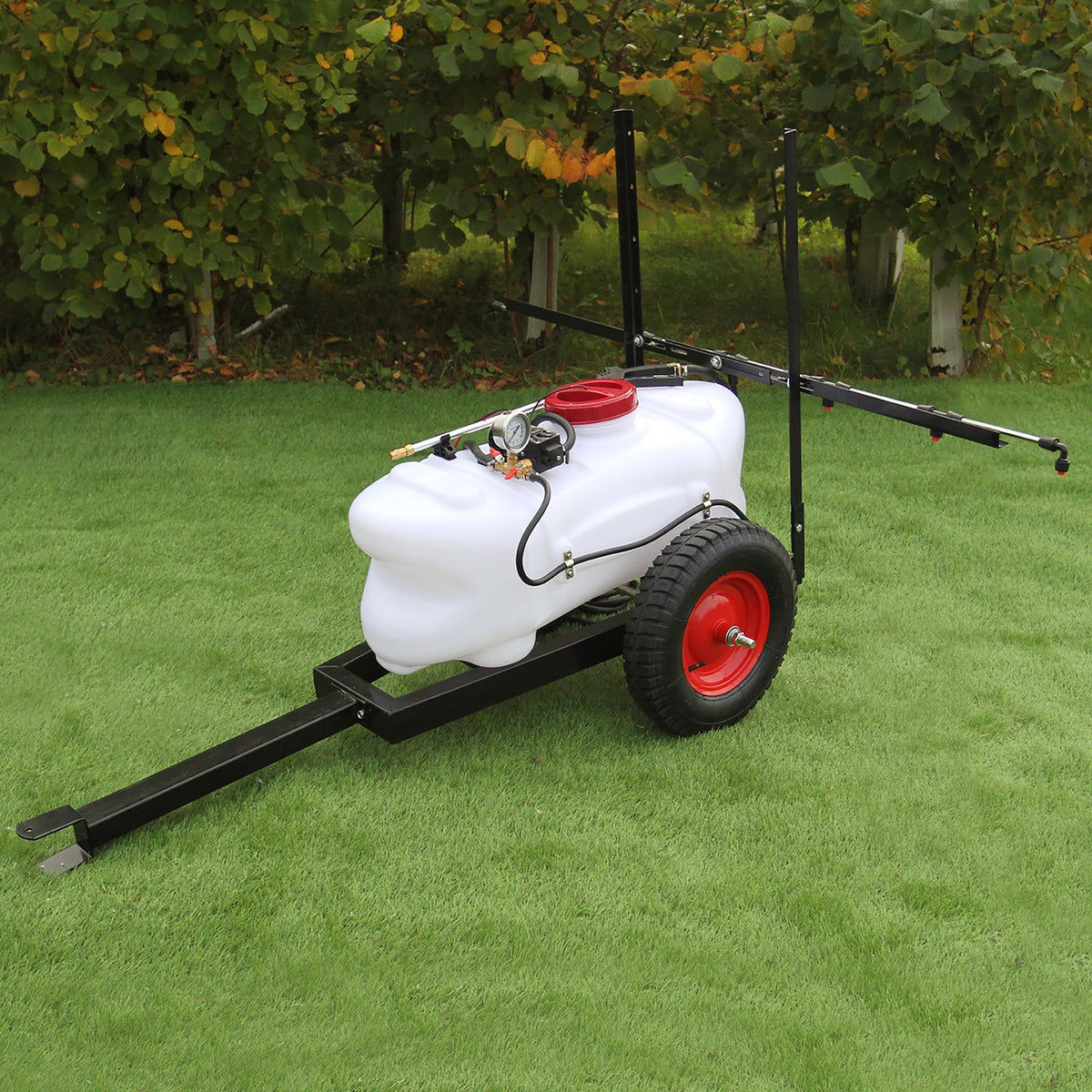 Weißer 100L Sprühgerät Anhänger mit rotem Tank, schwarzem Gestell und großen Reifen, ideal für die Pflanzenpflege im Garten