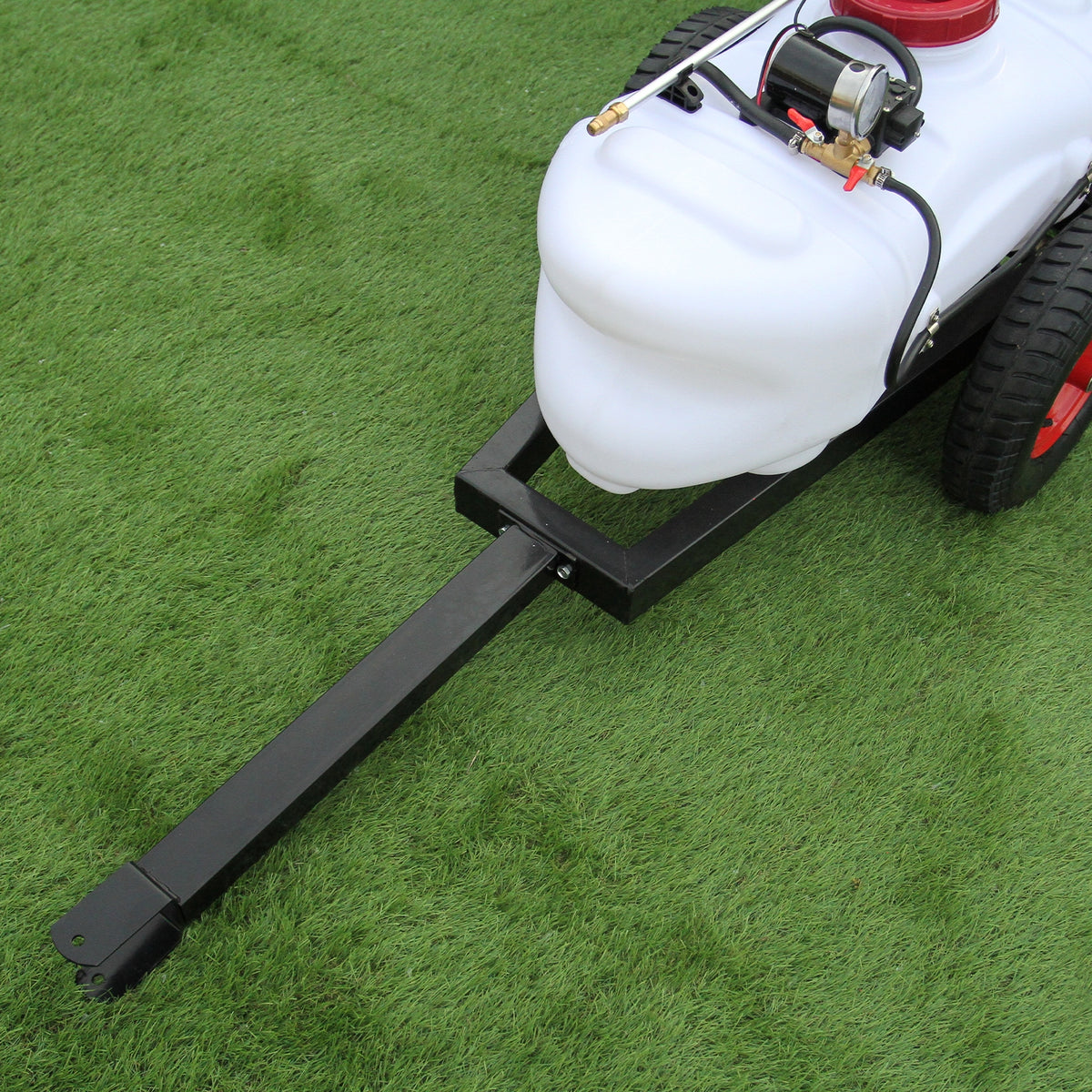 100L Sprühgerät Anhänger mit weißem Tank, schwarzen Rädern und stabiler Metallstruktur, ideal für die Pflanzenpflege im Garten