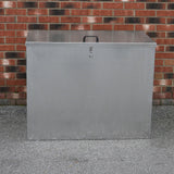 Verzinkter Futterbehälter mit zwei Fächern, robustes Metall, silberne Oberfläche, rechteckige Form, ideal für die Lagerung von Tierfutter