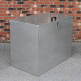 Verzinkter Futterbehälter mit drei Fächern, silberne Metalloberfläche, rechteckige Form, stabiler Griff und robustes Design für Tierfutterlagerung