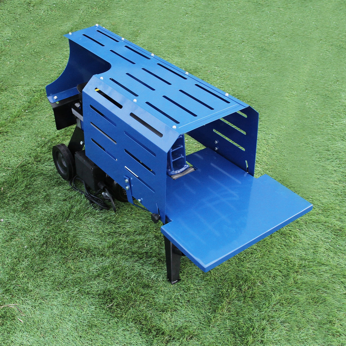 Blauer T-Mech Holzspalter mit robustem Design, seitlichen Lüftungsschlitzen und stabiler Ablagefläche für effizientes Holzspalten auf grünem Rasen