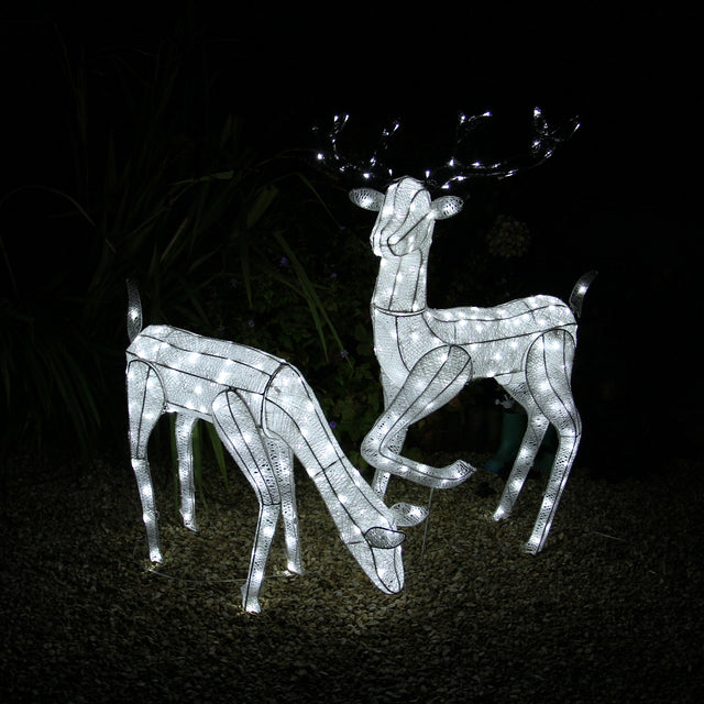 Zwei LED-beleuchtete Rentiere, ein 61 cm großes Reh und ein 1,2 m hoher Hirsch, in leuchtendem Weiß, mit glitzerndem Drahtdesign und festlichem Glanz