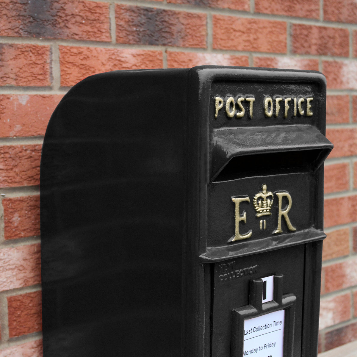 Schwarzer Briefkasten im englischen Stil mit goldenen Buchstaben, geschwungenem Design und robustem Metall, ideal für nostalgische Akzente