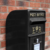Schwarzer Briefkasten im englischen Stil mit goldenen Buchstaben, geschwungenem Design und robustem Metall, ideal für nostalgische Akzente