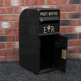 Schwarzer Briefkasten mit Bodenständer, glänzender Oberfläche, goldene Schriftzüge "POST OFFICE" und "ER", klassisches Design vor roter Ziegelwand