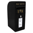Schwarzer Briefkasten im englischen Stil mit goldenen Buchstaben, rechteckiger Form und einer Klappe für den Posteinwurf, ideal für den Außenbereich