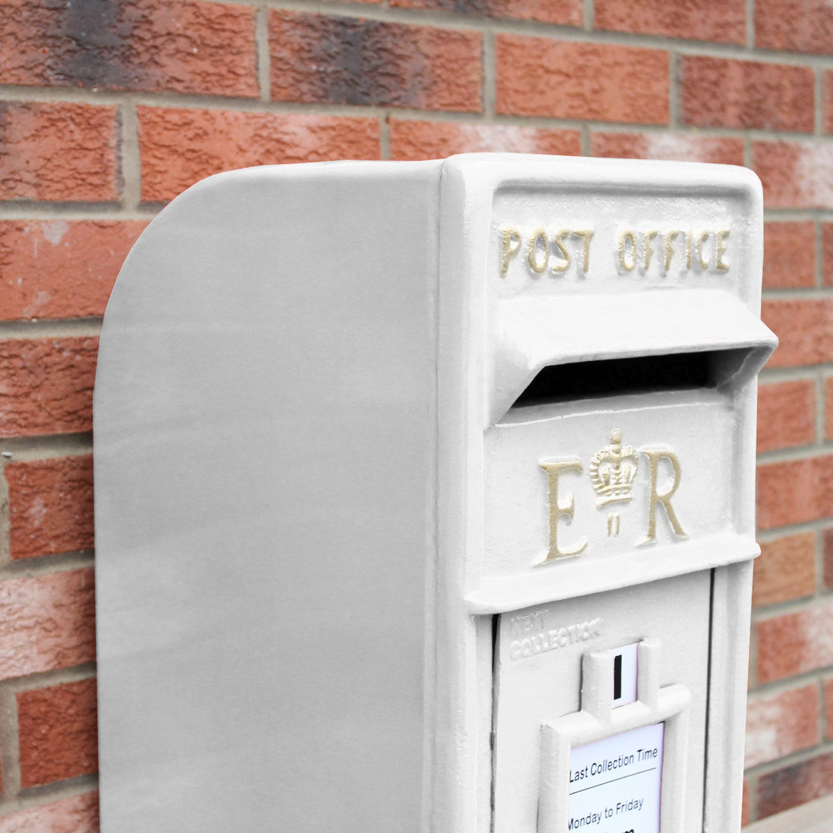 Weißer Briefkasten mit Bodenständer, glänzender Oberfläche, geschwungene Form, goldene Schriftzüge und praktische Einwurföffnung für Post