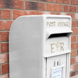 Eleganter, weißer Briefkasten im englischen Stil mit goldenen Buchstaben, abgerundeten Kanten und einer klassischen Krone, ideal für nostalgische Akzente