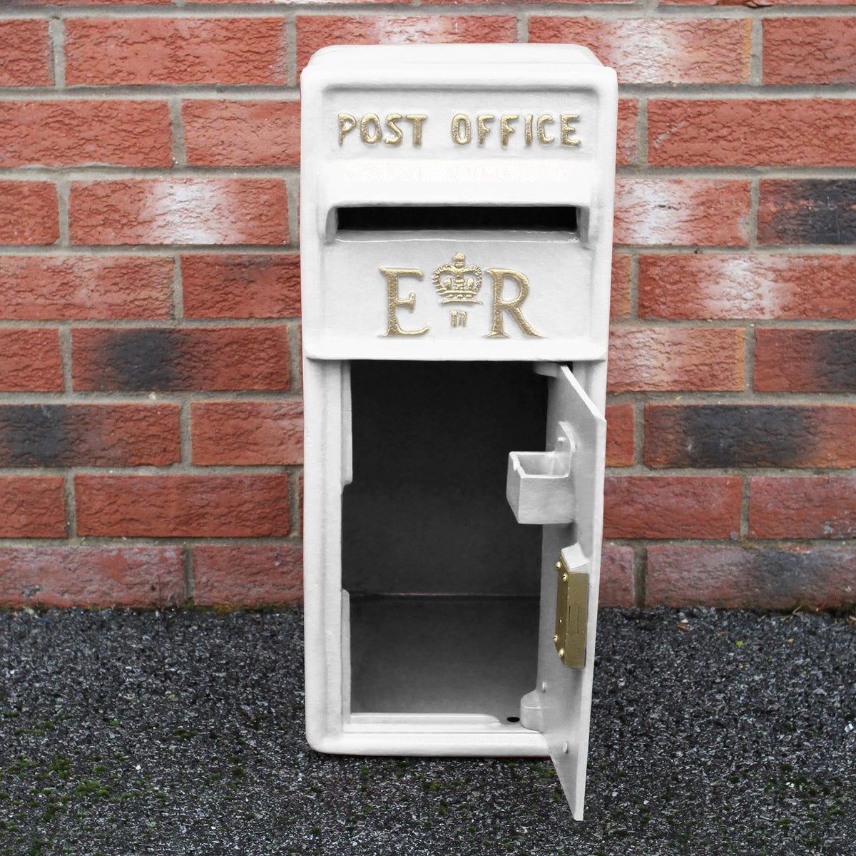 Weißer Briefkasten mit Bodenständer, verziert mit goldenen Buchstaben "POST OFFICE" und "E R", aus robustem Material, ideal für den Außenbereich