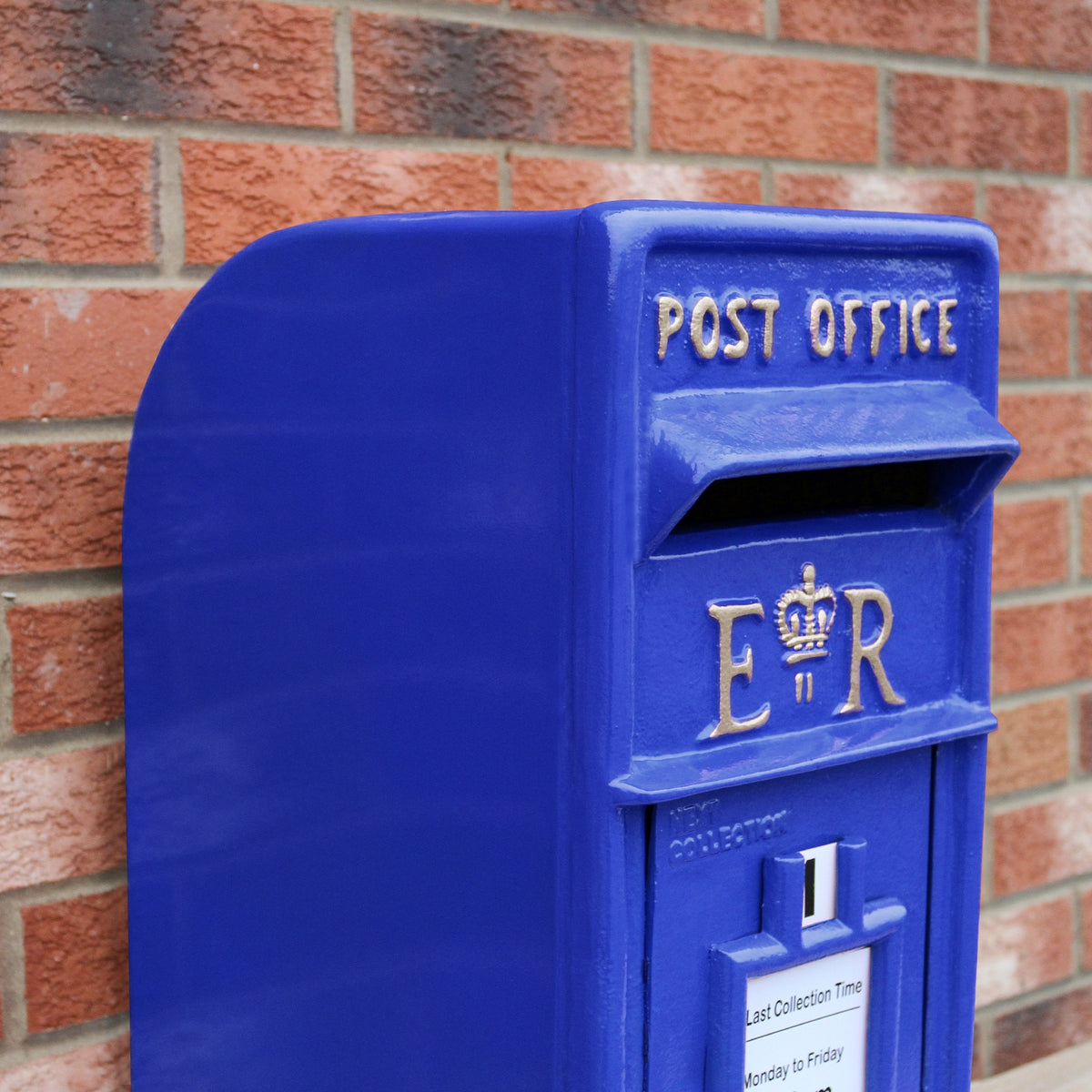Blauer Briefkasten mit Bodenständer, glänzende Oberfläche, rechteckige Form, goldene Schriftzüge "POST OFFICE" und "ER", ideal für den Außenbereich